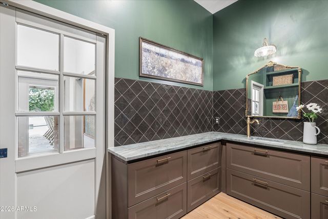 6414 E BEVERLY Lane, Scottsdale, AZ 85254