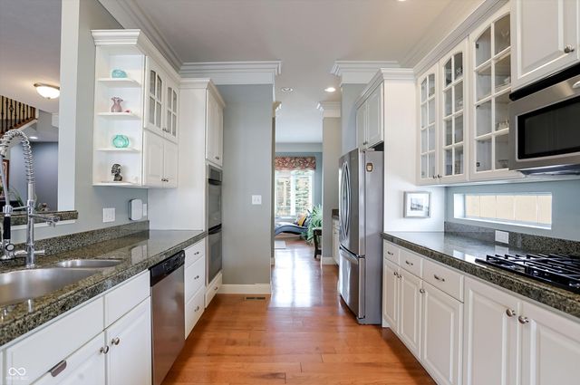 201 Manchester Drive, Zionsville, IN 46077