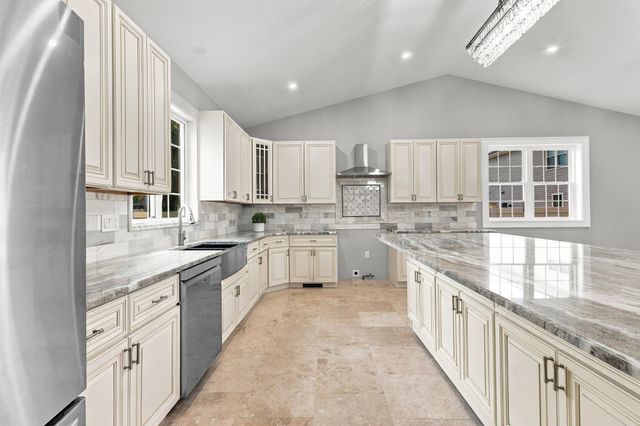 111 Farland Cir, New Bedford, MA 02745