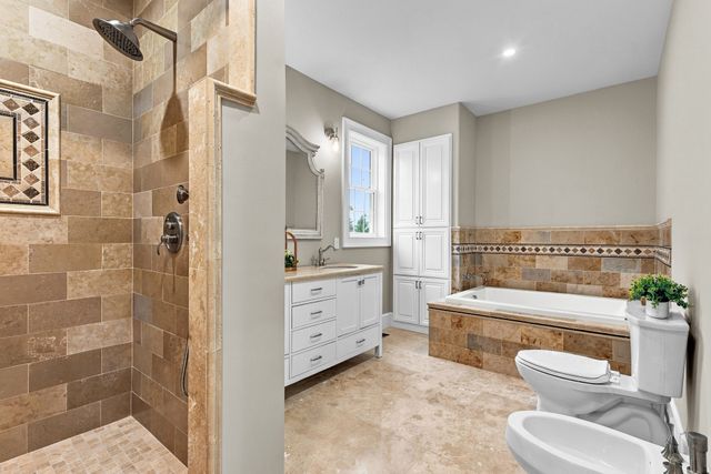 111 Farland Cir, New Bedford, MA 02745