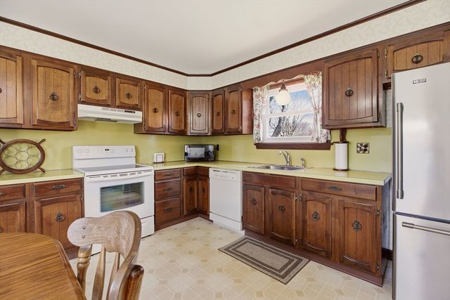 24 Kearns, Tiverton, RI 02878