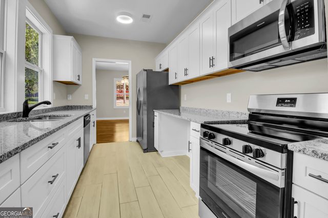 2172 Ben Hill Road, East Point, GA 30344