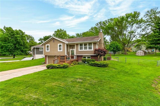 525 NE Noeleen Lane, Lee's Summit, MO 64086