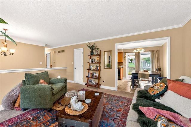 525 NE Noeleen Lane, Lee's Summit, MO 64086