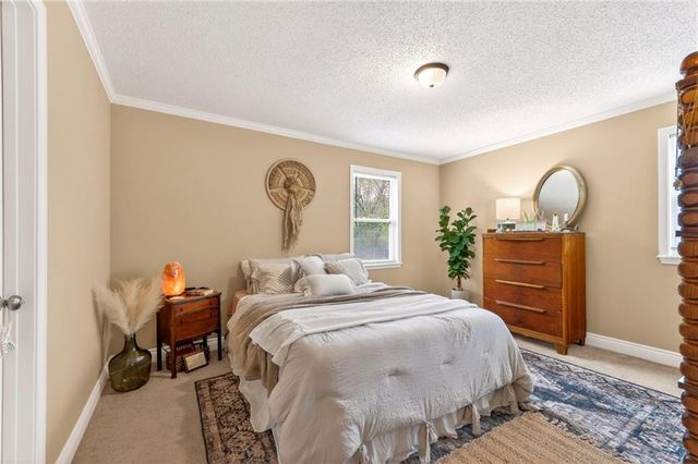 525 NE Noeleen Lane, Lee's Summit, MO 64086