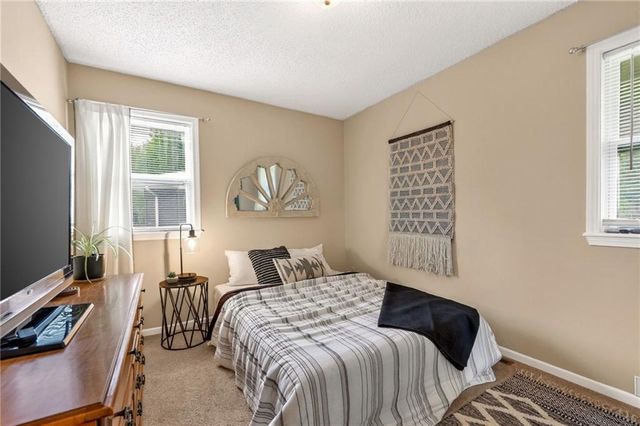 525 NE Noeleen Lane, Lee's Summit, MO 64086