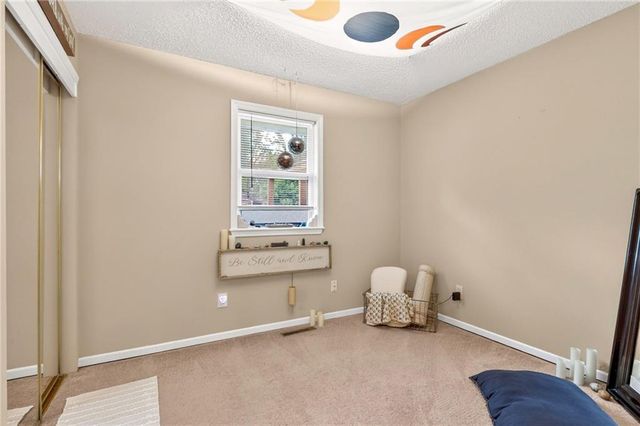 525 NE Noeleen Lane, Lee's Summit, MO 64086