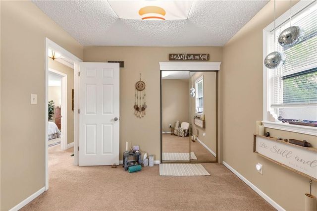 525 NE Noeleen Lane, Lee's Summit, MO 64086