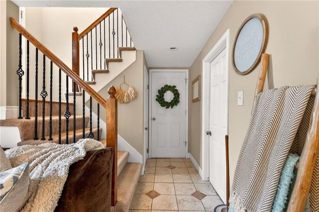 525 NE Noeleen Lane, Lee's Summit, MO 64086