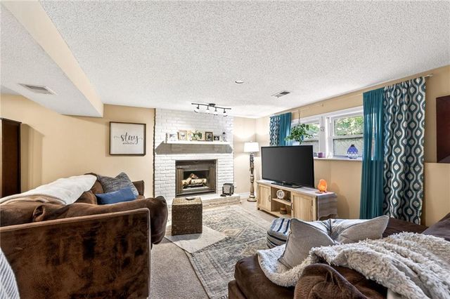 525 NE Noeleen Lane, Lee's Summit, MO 64086