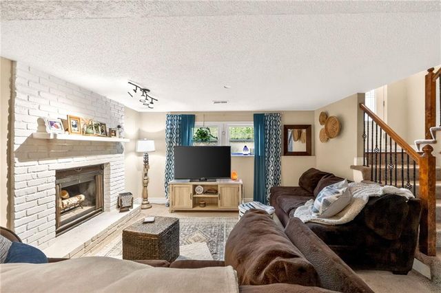 525 NE Noeleen Lane, Lee's Summit, MO 64086