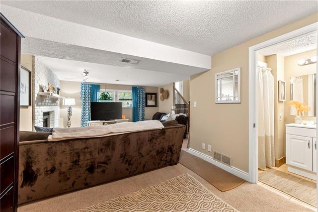 525 NE Noeleen Lane, Lee's Summit, MO 64086