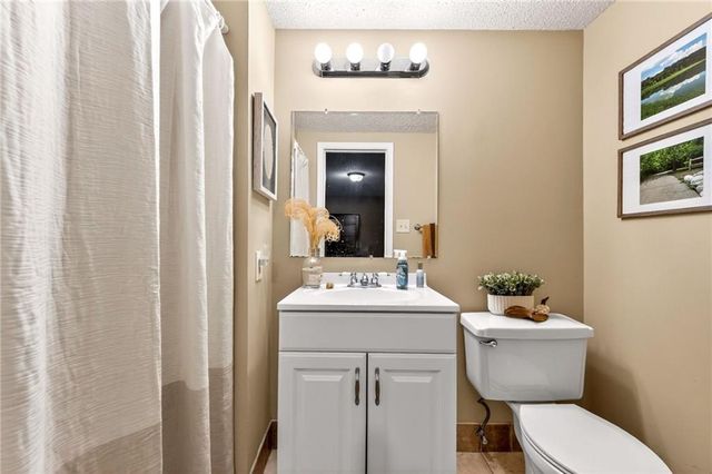 525 NE Noeleen Lane, Lee's Summit, MO 64086