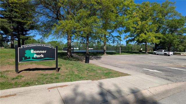 525 NE Noeleen Lane, Lee's Summit, MO 64086