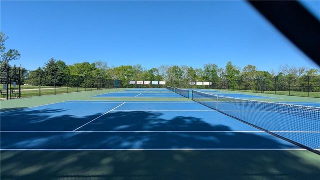 525 NE Noeleen Lane, Lee's Summit, MO 64086