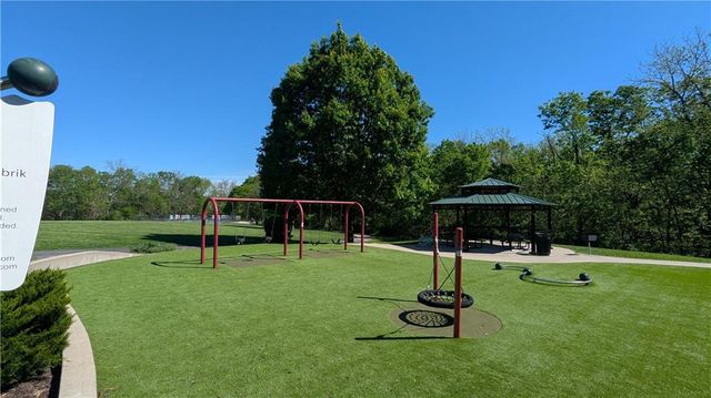 525 NE Noeleen Lane, Lee's Summit, MO 64086