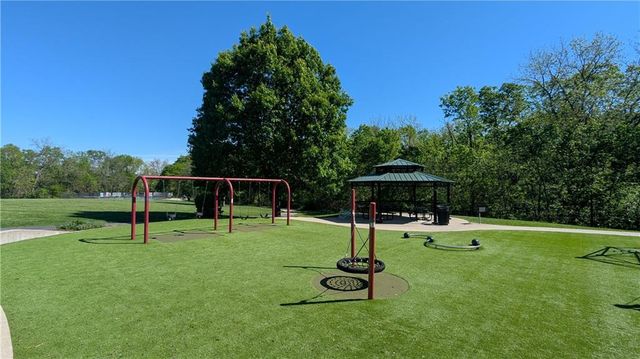 525 NE Noeleen Lane, Lee's Summit, MO 64086