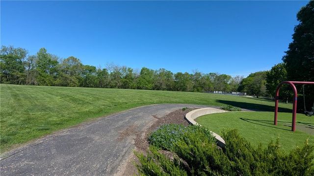 525 NE Noeleen Lane, Lee's Summit, MO 64086
