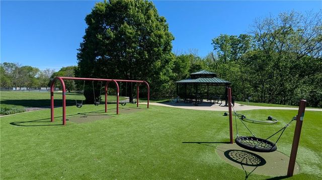 525 NE Noeleen Lane, Lee's Summit, MO 64086