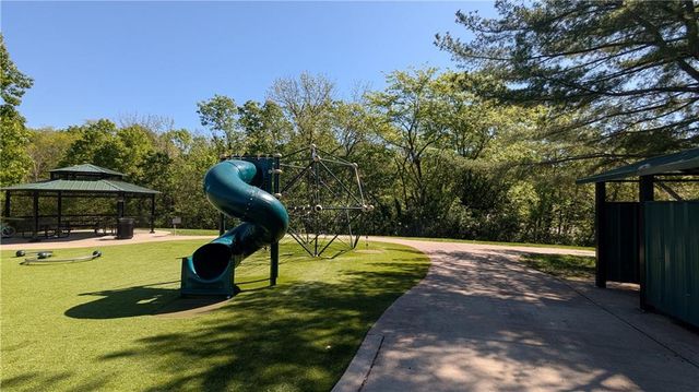 525 NE Noeleen Lane, Lee's Summit, MO 64086