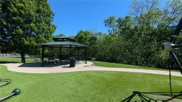 525 NE Noeleen Lane, Lee's Summit, MO 64086