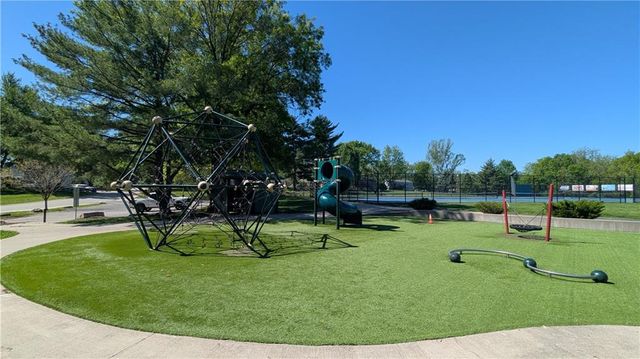 525 NE Noeleen Lane, Lee's Summit, MO 64086