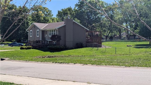 525 NE Noeleen Lane, Lee's Summit, MO 64086