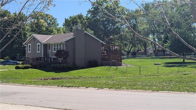 525 NE Noeleen Lane, Lee's Summit, MO 64086