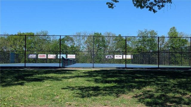 525 NE Noeleen Lane, Lee's Summit, MO 64086