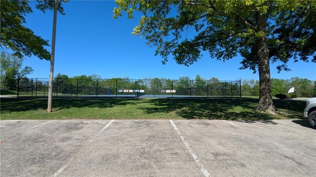 525 NE Noeleen Lane, Lee's Summit, MO 64086