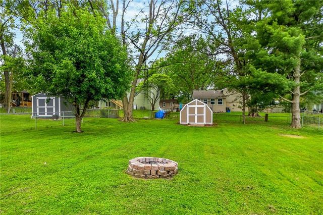 525 NE Noeleen Lane, Lee's Summit, MO 64086