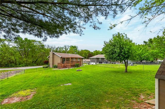 525 NE Noeleen Lane, Lee's Summit, MO 64086