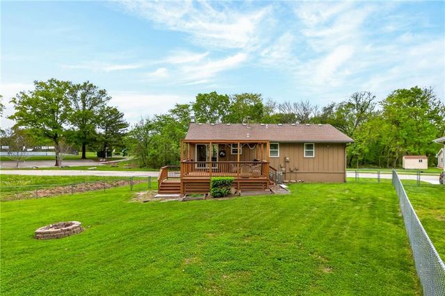 525 NE Noeleen Lane, Lee's Summit, MO 64086