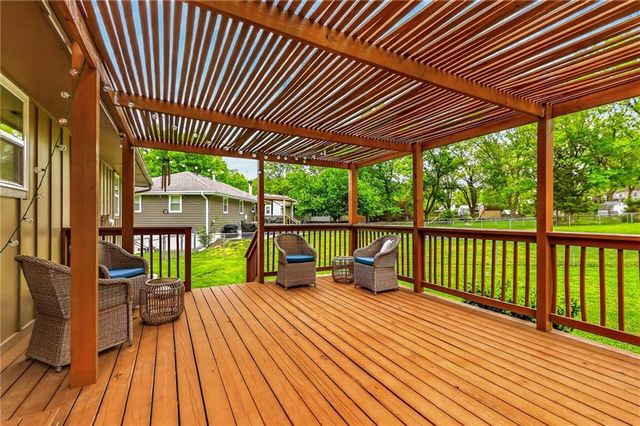 525 NE Noeleen Lane, Lee's Summit, MO 64086