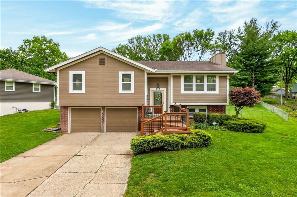 525 NE Noeleen Lane, Lee's Summit, MO 64086