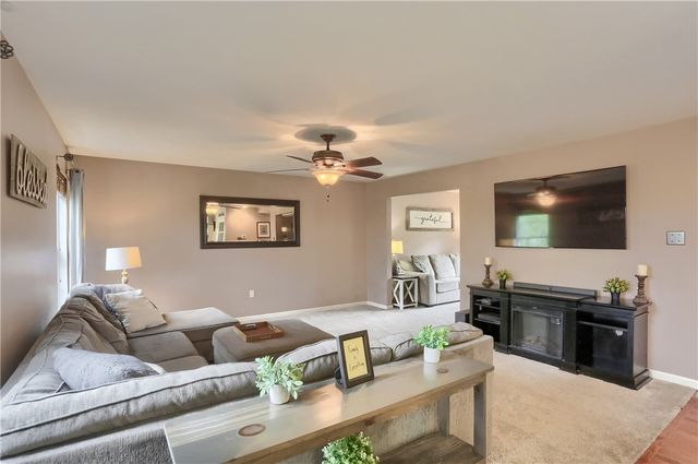 1871 Pioneer Dr, Franklin Park, PA 15143