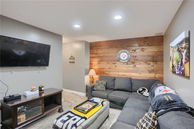 1871 Pioneer Dr, Franklin Park, PA 15143