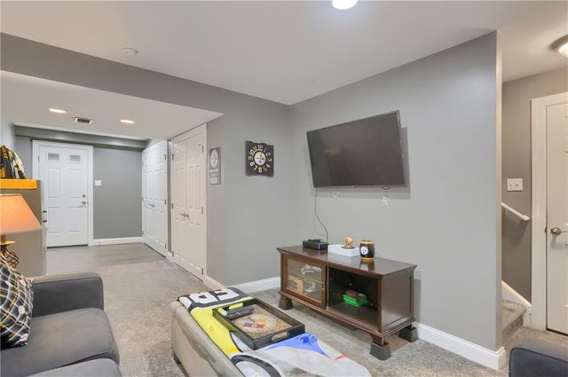 1871 Pioneer Dr, Franklin Park, PA 15143
