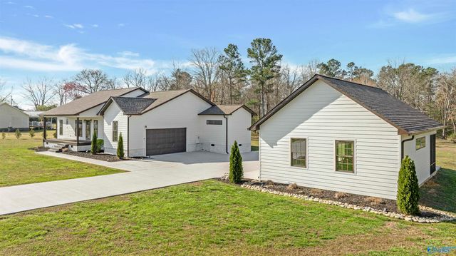 101 Pebble Lane, Sylvania, AL 35988