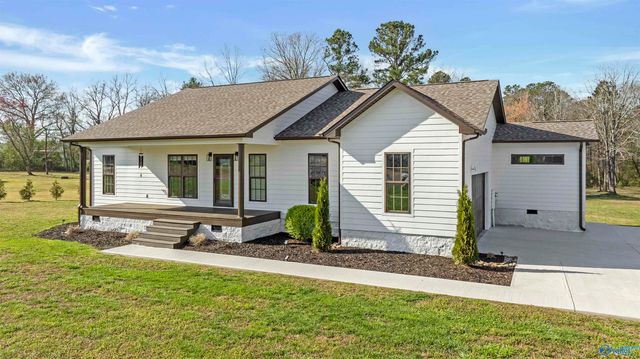 101 Pebble Lane, Sylvania, AL 35988