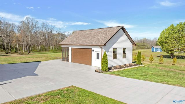 101 Pebble Lane, Sylvania, AL 35988