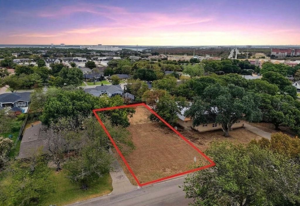 825 E Worth Street, Grapevine, TX 76051 — exterior