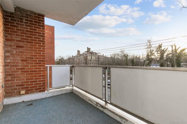 1 KENSINGTON GATE 302, Great Neck, NY 11021