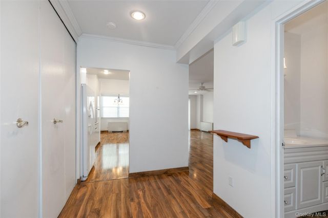 1 KENSINGTON GATE 302, Great Neck, NY 11021