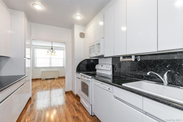 1 KENSINGTON GATE 302, Great Neck, NY 11021