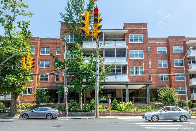 1 KENSINGTON GATE 302, Great Neck, NY 11021