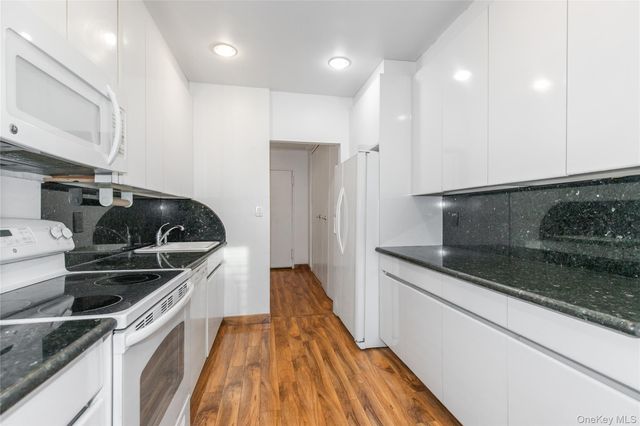 1 KENSINGTON GATE 302, Great Neck, NY 11021