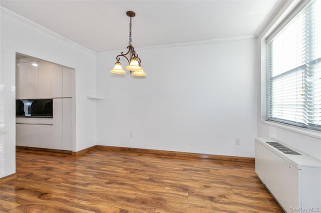 1 KENSINGTON GATE 302, Great Neck, NY 11021