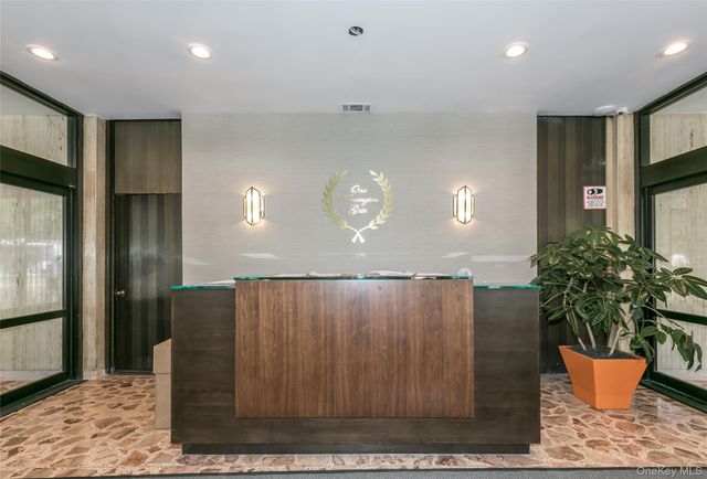 1 KENSINGTON GATE 302, Great Neck, NY 11021