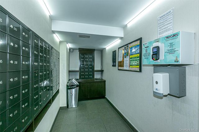 1 KENSINGTON GATE 302, Great Neck, NY 11021